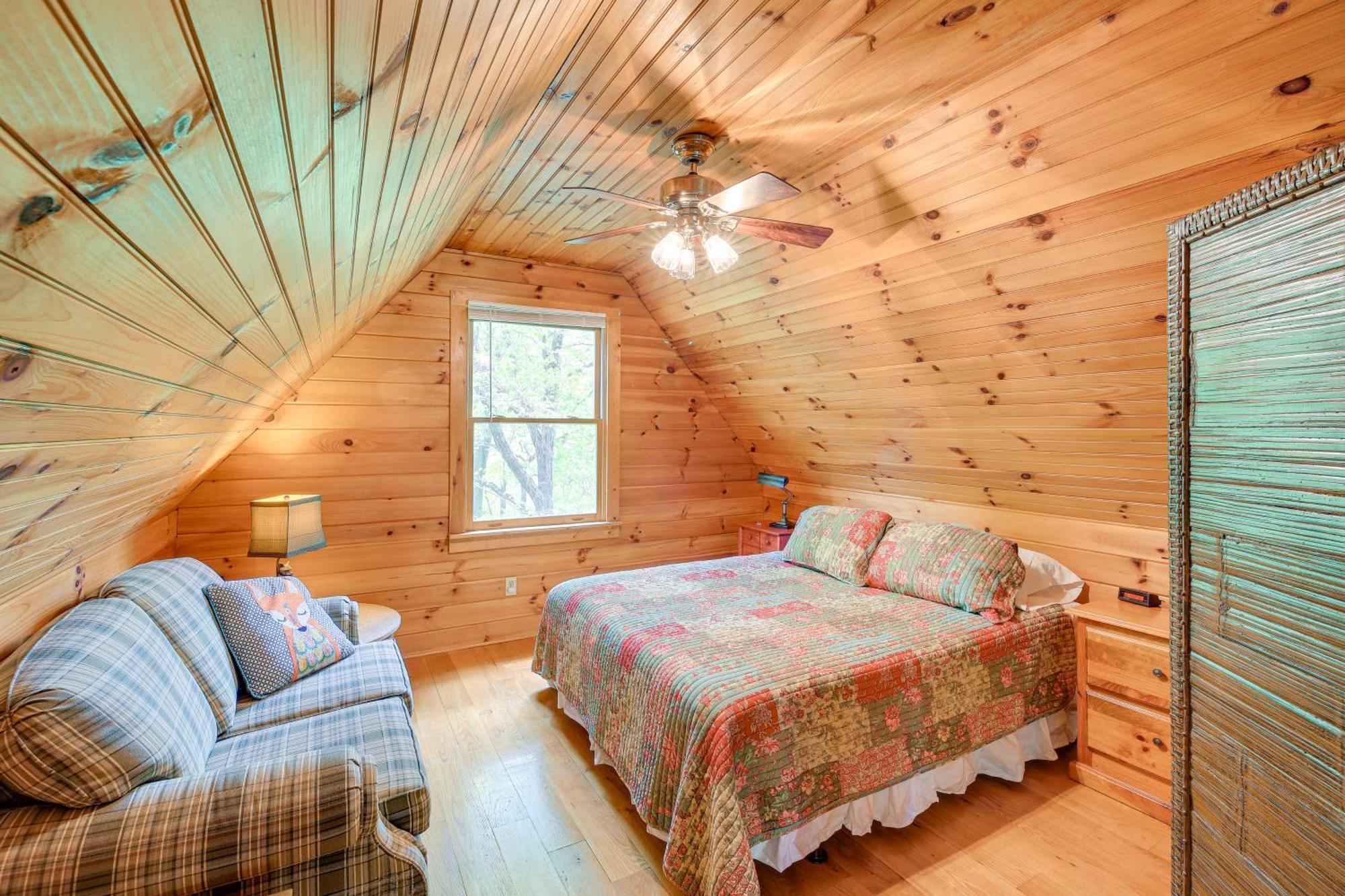 Quaint Blue Ridge Cabin Rental With On-Site Stream! スパルタ エクステリア 写真
