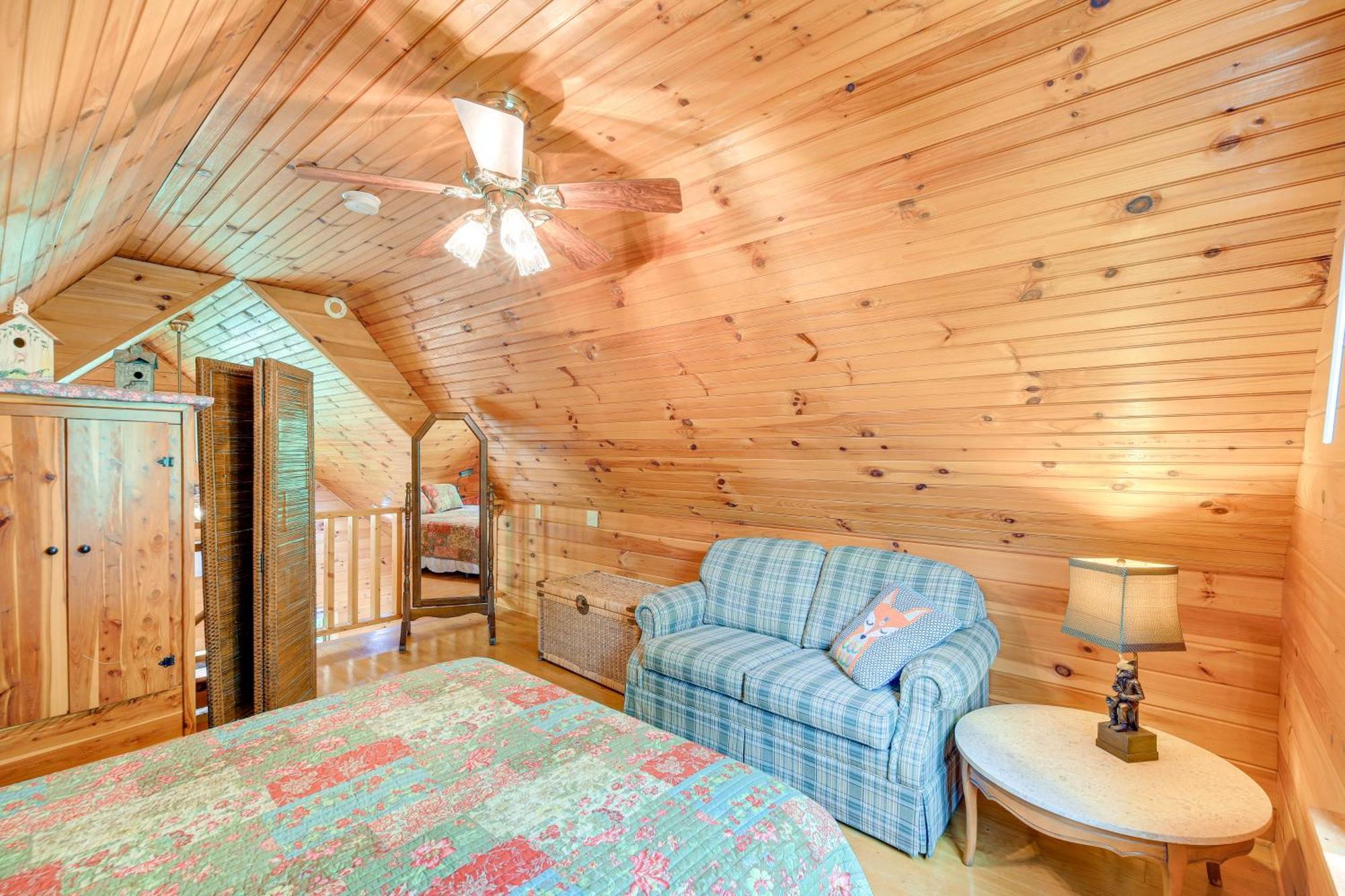 Quaint Blue Ridge Cabin Rental With On-Site Stream! スパルタ エクステリア 写真
