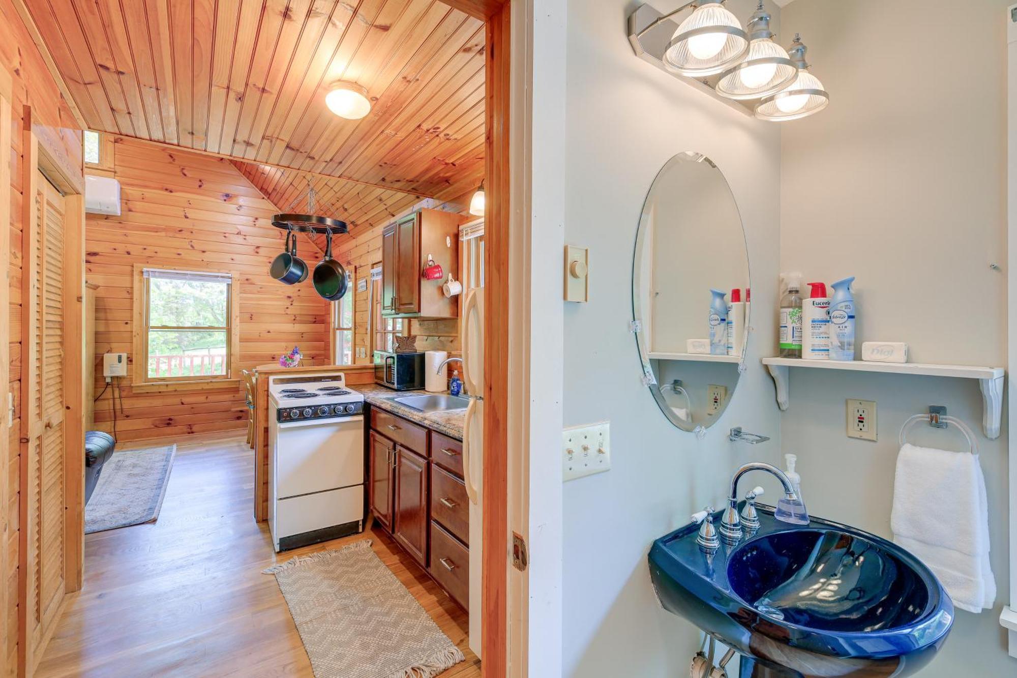 Quaint Blue Ridge Cabin Rental With On-Site Stream! スパルタ エクステリア 写真