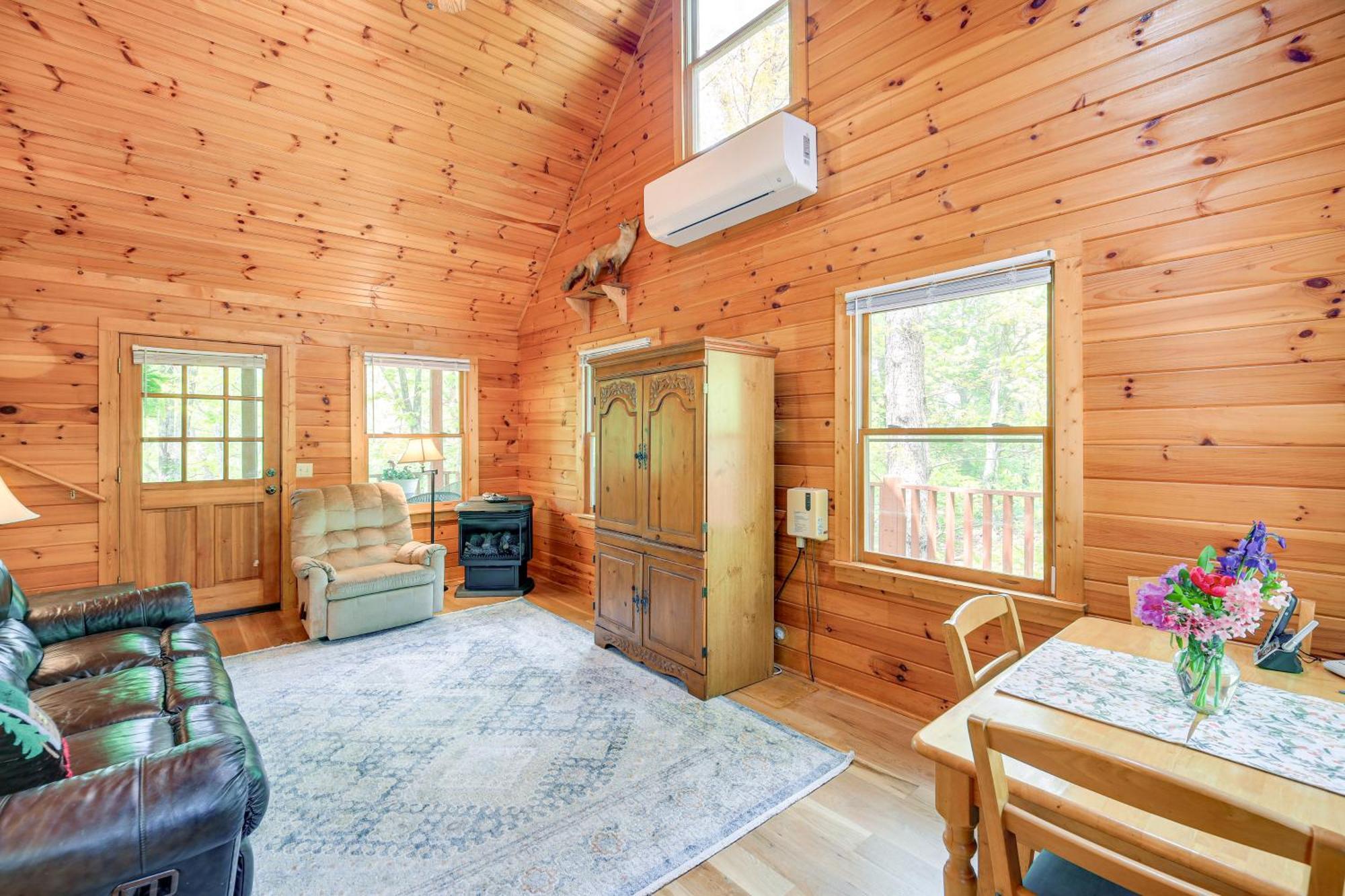 Quaint Blue Ridge Cabin Rental With On-Site Stream! スパルタ エクステリア 写真