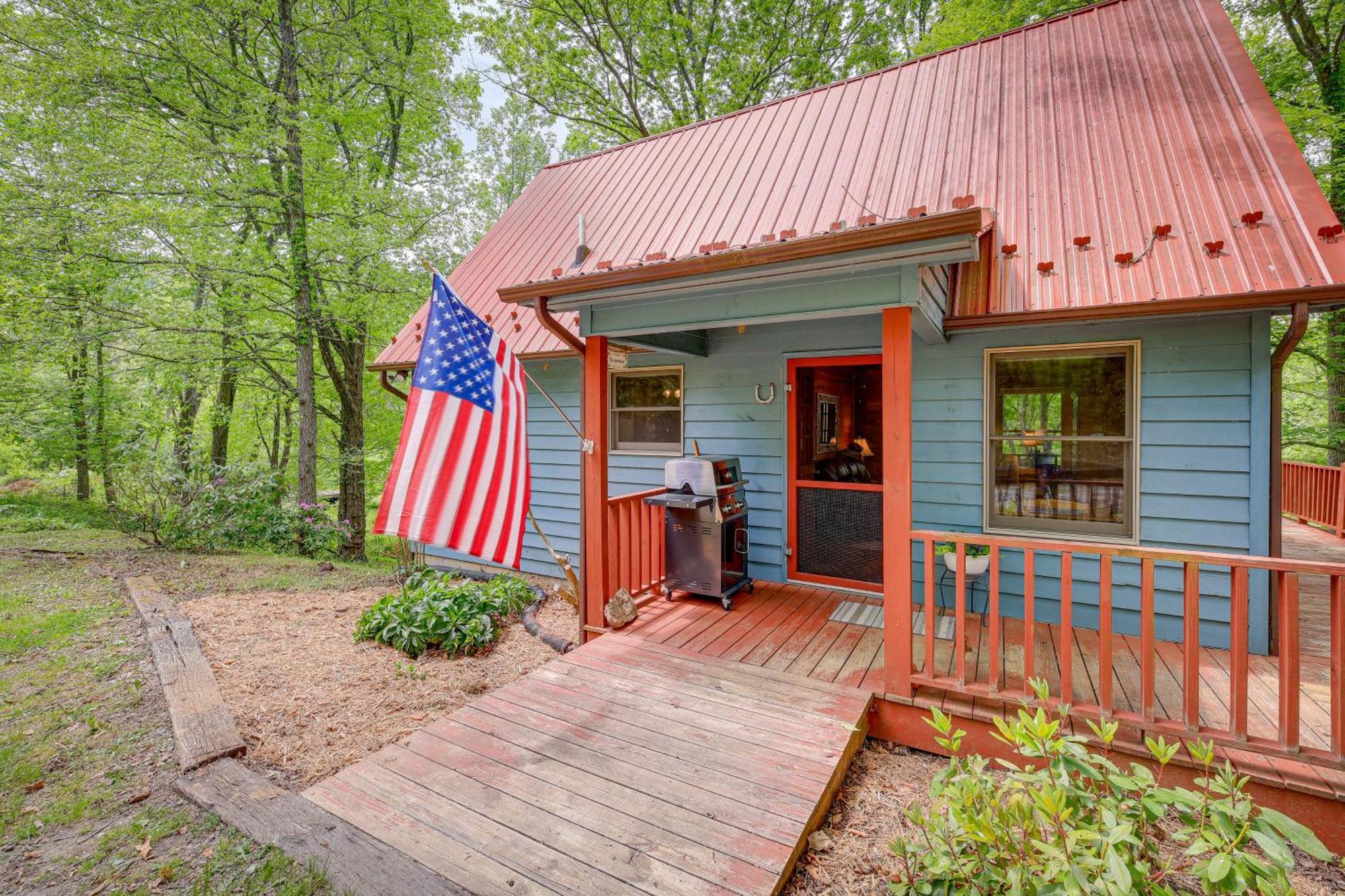 Quaint Blue Ridge Cabin Rental With On-Site Stream! スパルタ エクステリア 写真