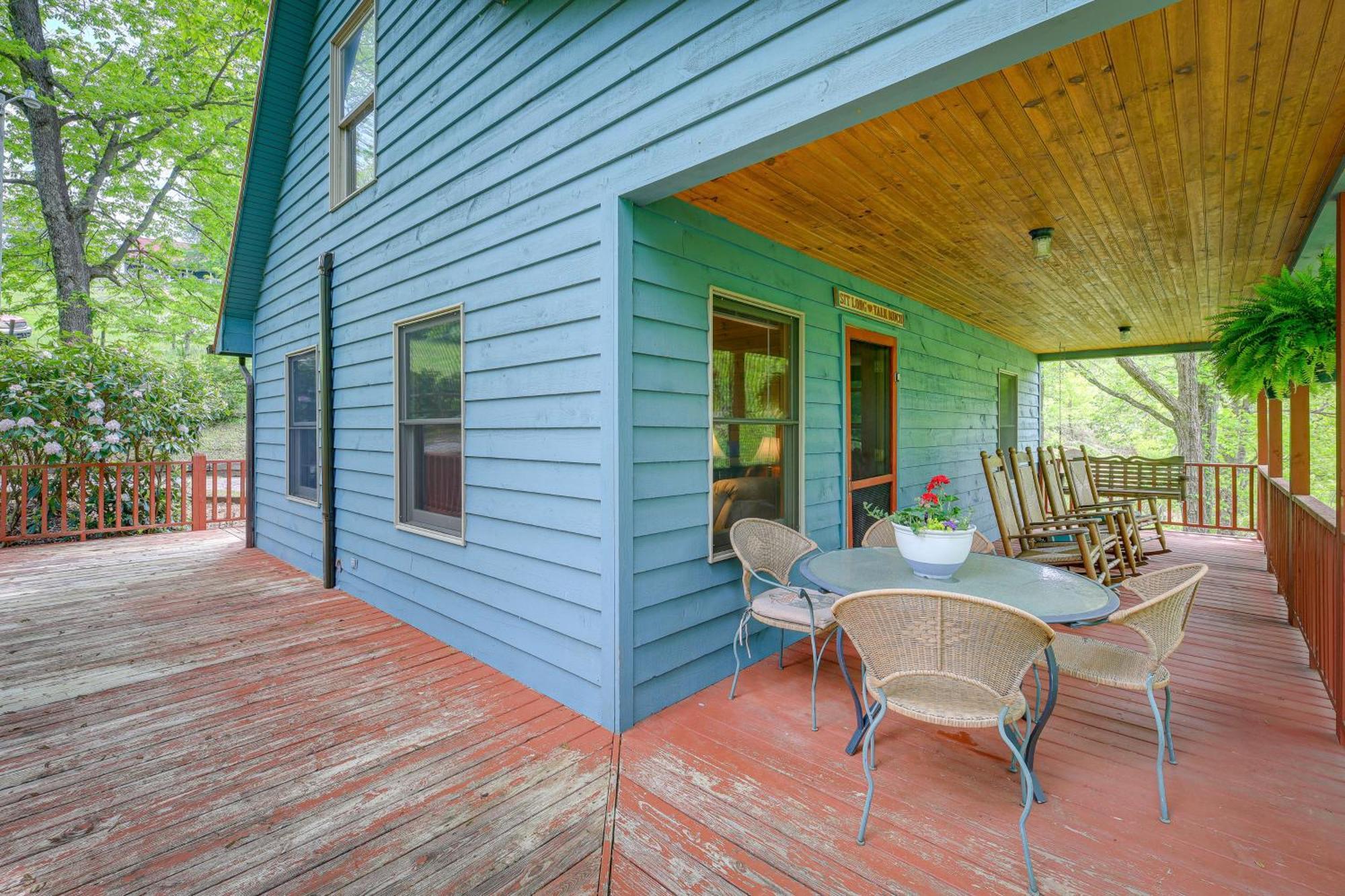 Quaint Blue Ridge Cabin Rental With On-Site Stream! スパルタ エクステリア 写真