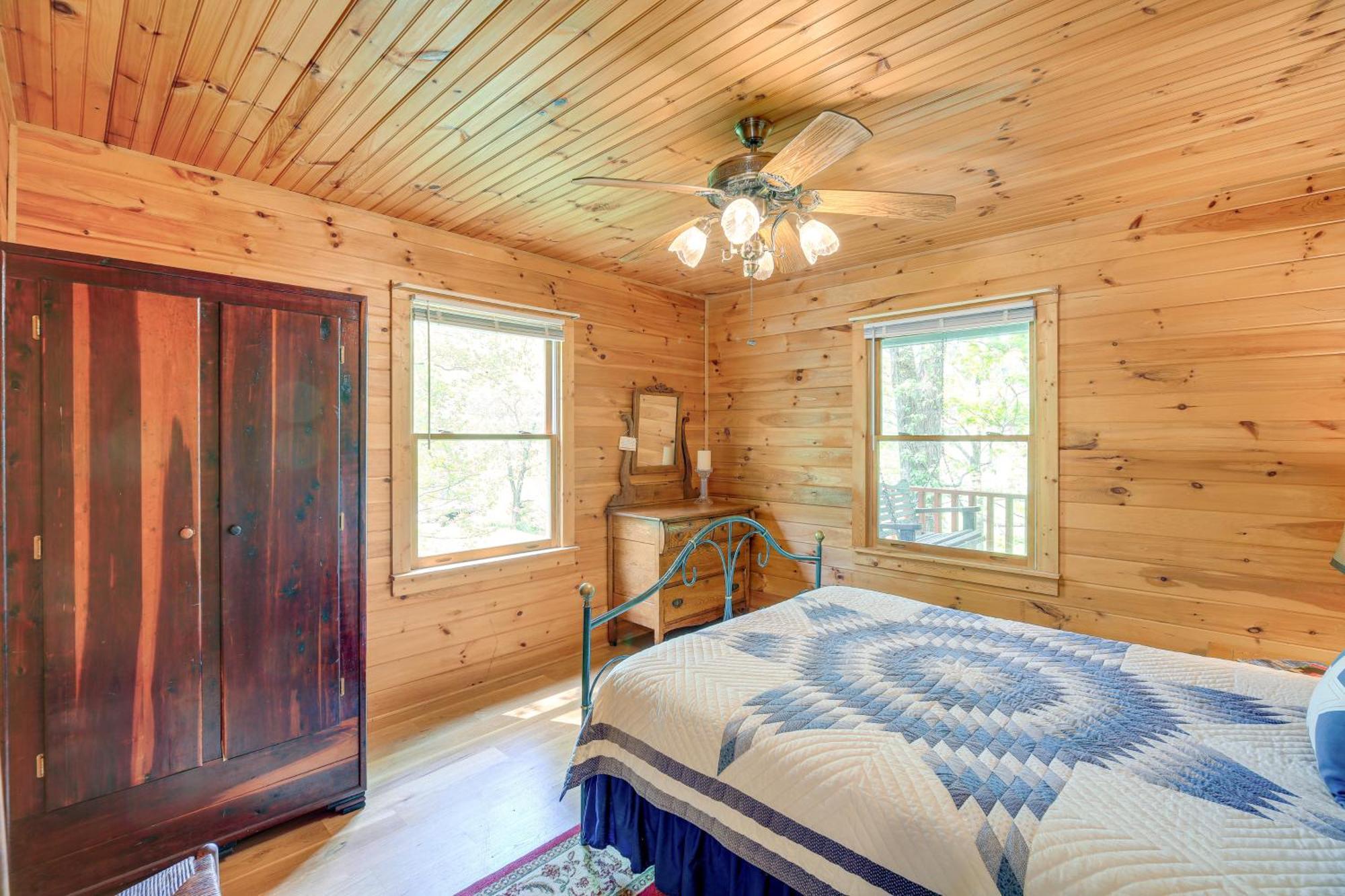 Quaint Blue Ridge Cabin Rental With On-Site Stream! スパルタ エクステリア 写真