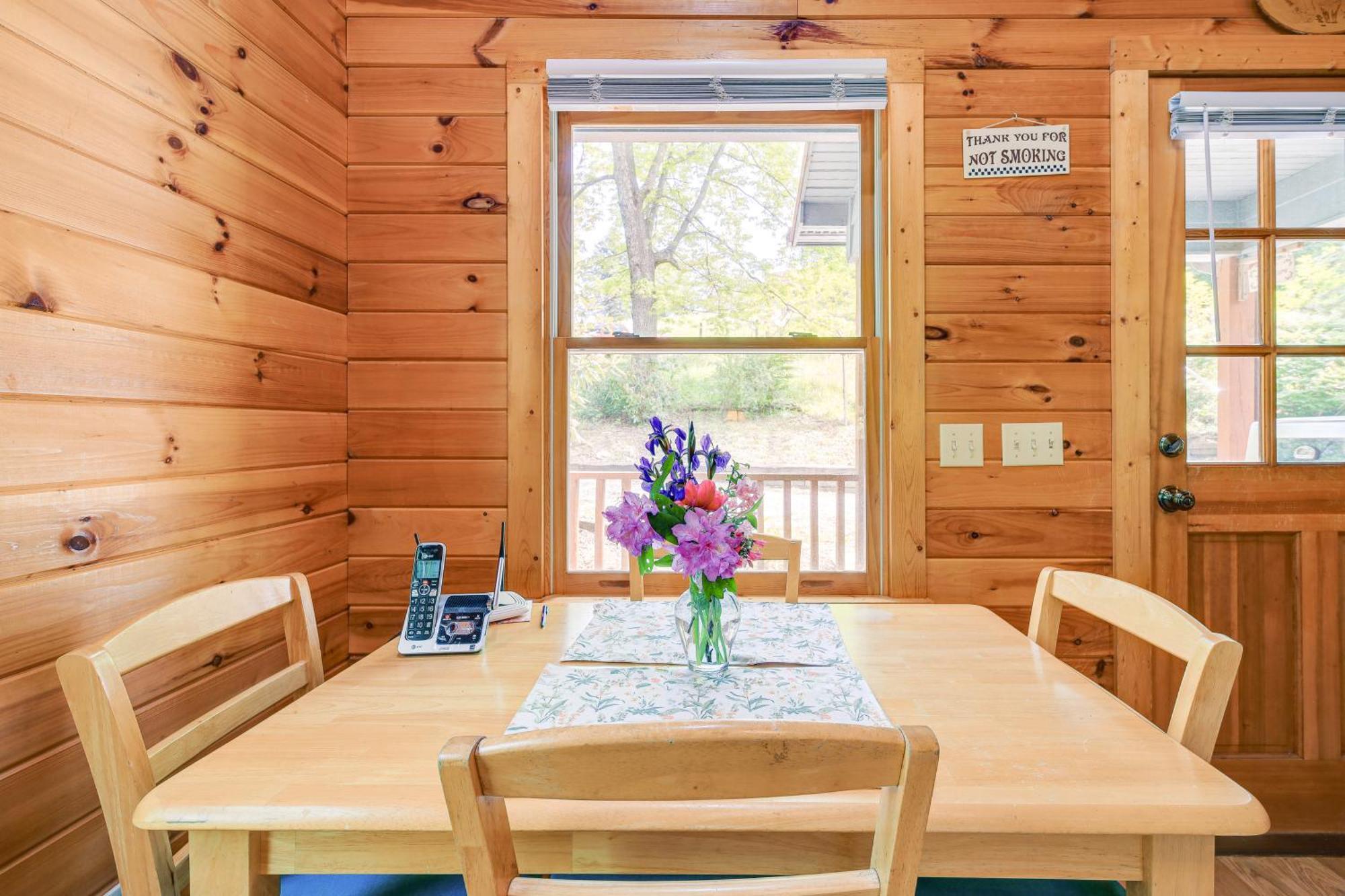 Quaint Blue Ridge Cabin Rental With On-Site Stream! スパルタ エクステリア 写真