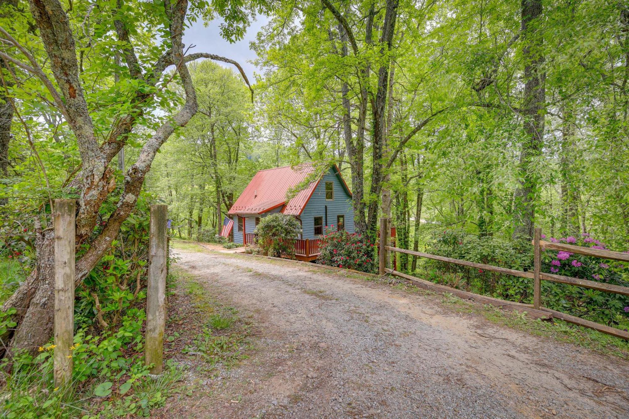 Quaint Blue Ridge Cabin Rental With On-Site Stream! スパルタ エクステリア 写真