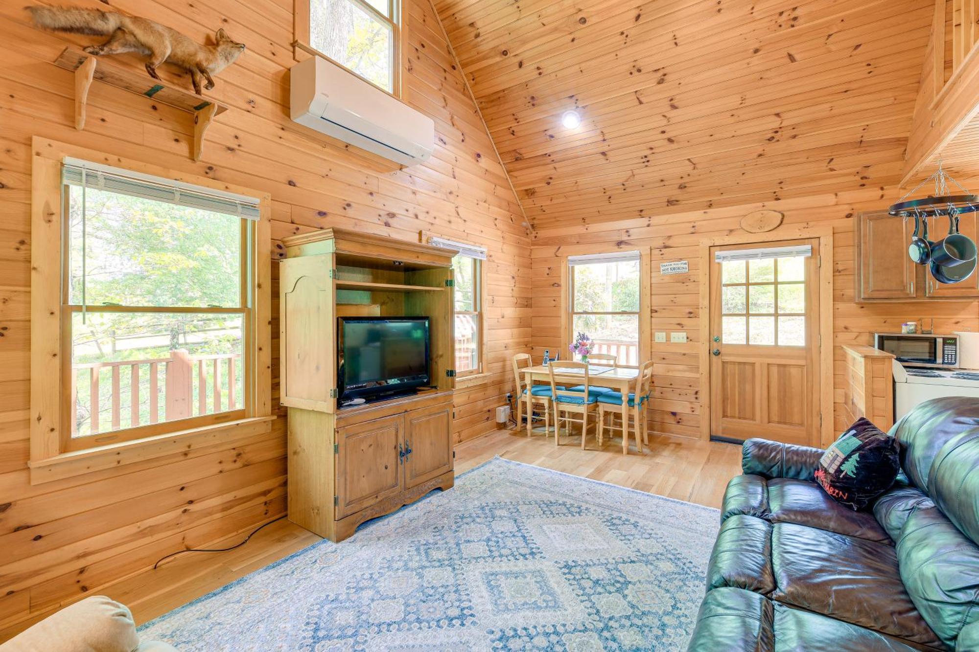Quaint Blue Ridge Cabin Rental With On-Site Stream! スパルタ エクステリア 写真