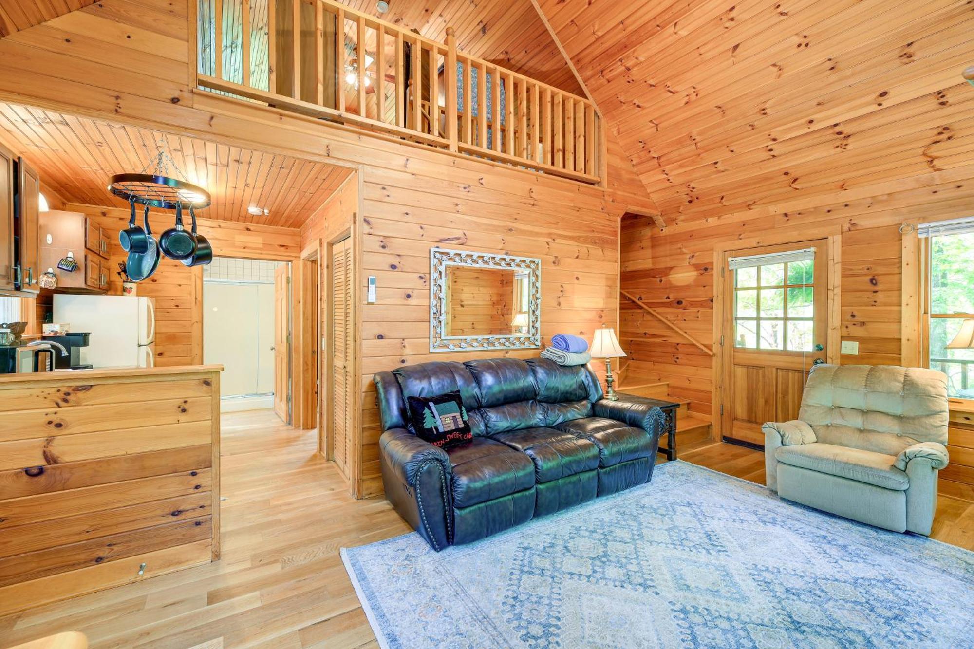 Quaint Blue Ridge Cabin Rental With On-Site Stream! スパルタ エクステリア 写真